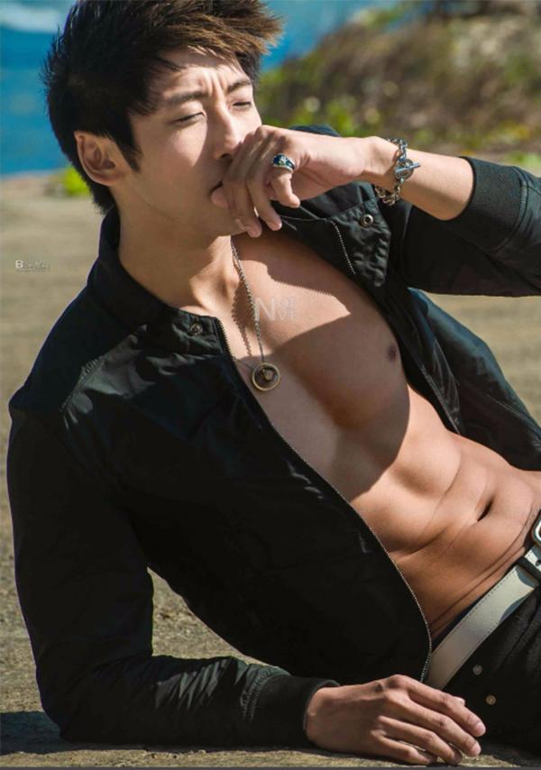 Whoseman-4-明星教練男丁格爾-芬達-全裸非全見寫真書